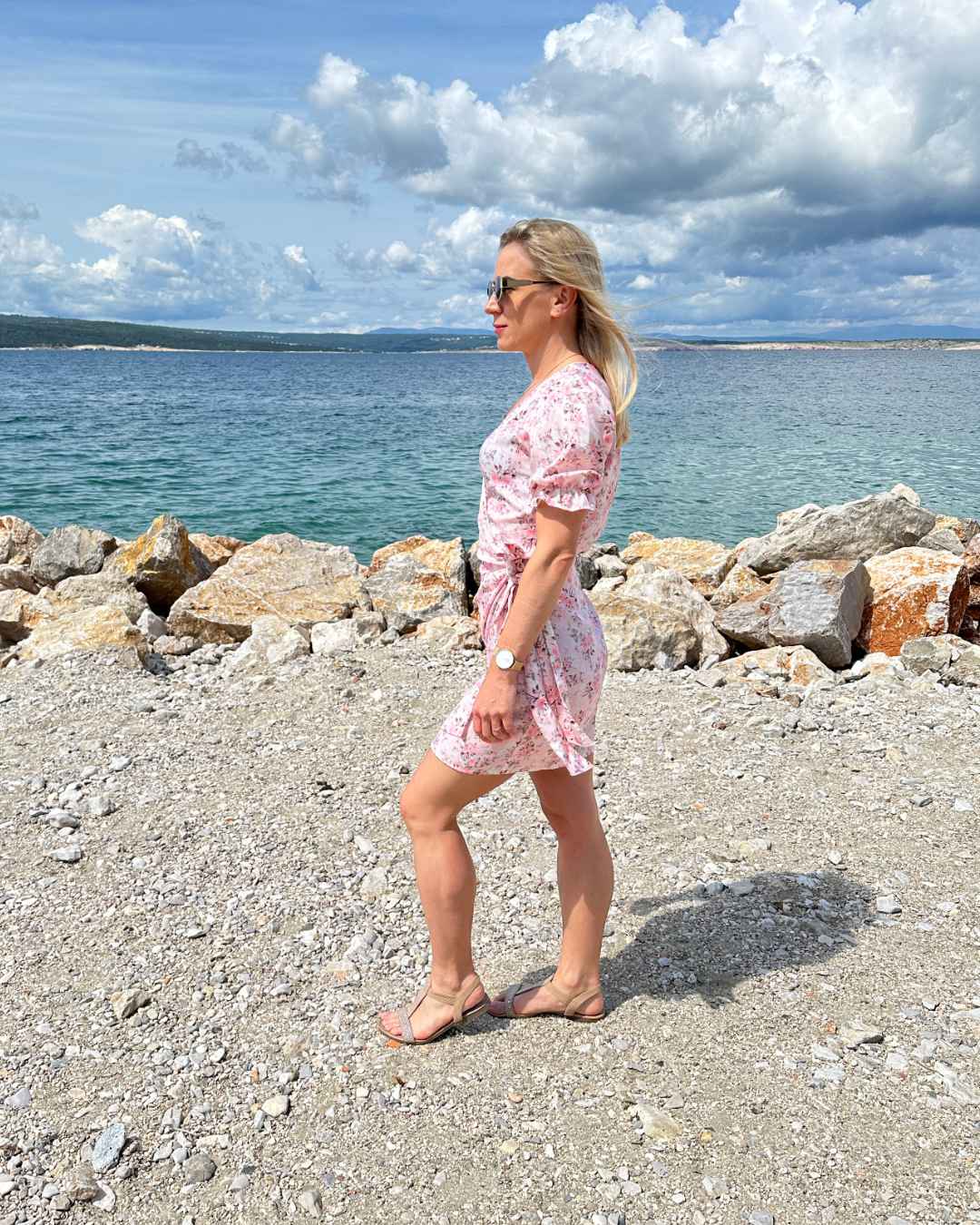 Sommerkleid für Damen in Blumenmuster mit Schleife Kurz  NELLA in Puderrosa Farbe, Kurzes Damen Kleid für Urlaub Meer