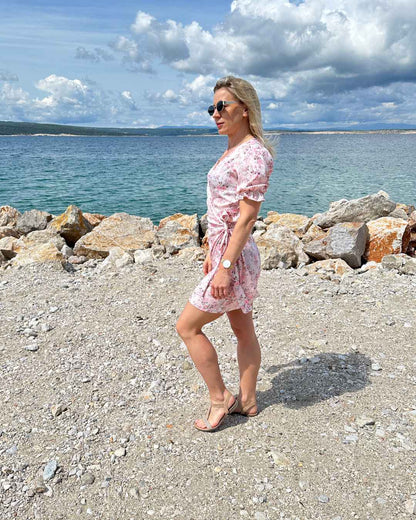 Mini Sommerkleid für Damen in Blumenmuster mit Schleife Wickelkleid Kurz NELLA in Puderrosa Farbe, Kurzes Damen Kleid in Größe S, M, L für Urlaub Meer Sommer