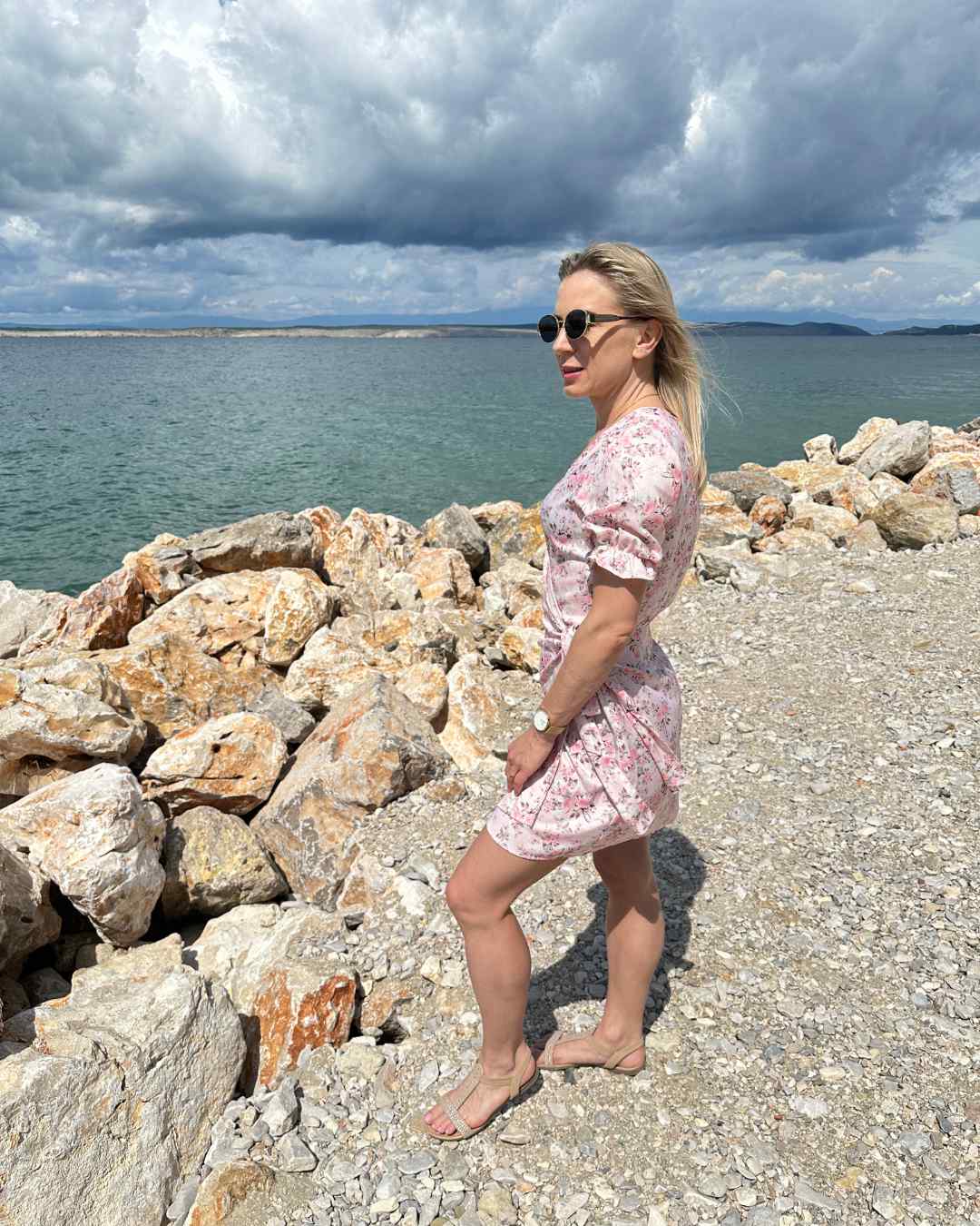 Mini Wickel Sommerkleid für Damen in Puderrosa Blumenmuster mit Schleife Größe S, M, L, Kurzes Damen Kleid für Urlaub Sommer