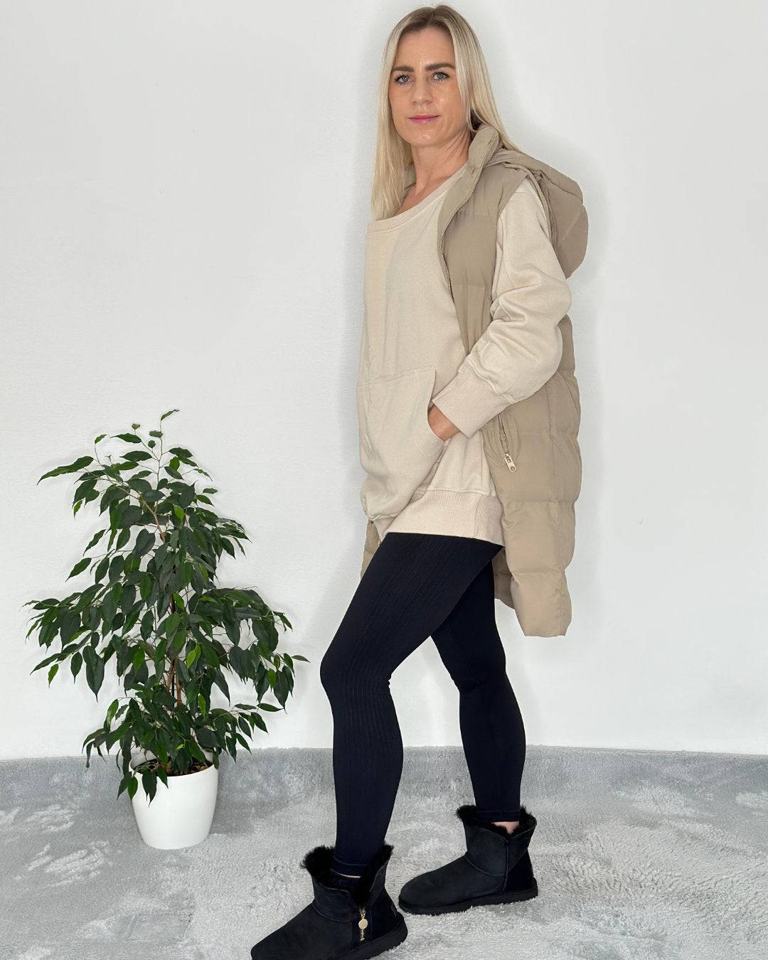 Sweatshirt Damen oversized ohne Kapuze mit schulterfreien Oberteilen Hell Beige Herbst Winter Damen Outfit Inspiration Einheitsgröße XS bis XL. 
