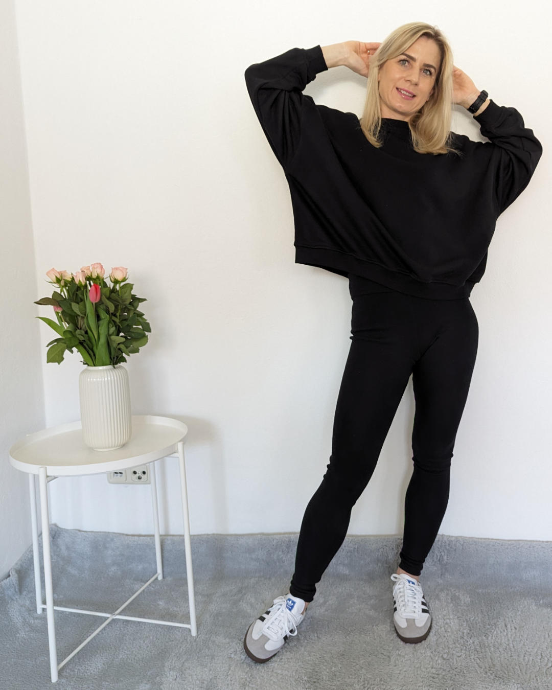 Kurze Damen Oversized Sweatshirt XXL - Format mit passenden gerippten Push-up Leggings mit hohem Bund, Baumwollmix weibliche Alltags-Leggings in Schwarz auf ein Weißenhintergrund 