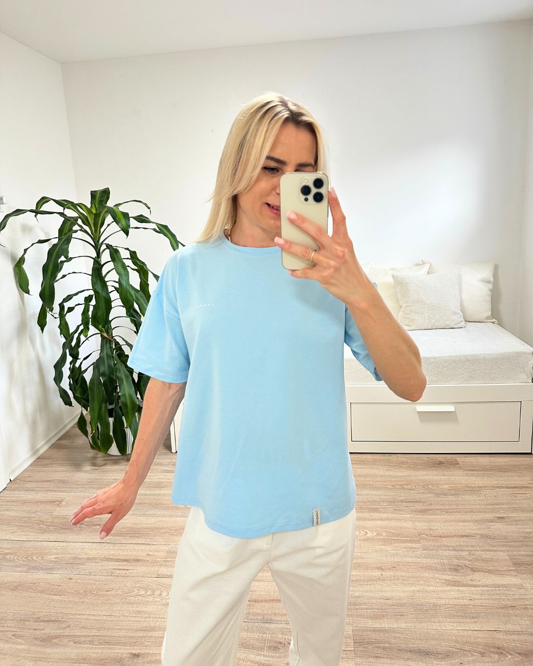 Model präsentiert das Babyblaues Rundhalsausschnitt Damen T-Shirt aus 95 % Baumwolle und 5 % Elastan, bequeme Passform, Basic für jede Garderobe, auf ein Weißenhintergrund, Nella Fashion Shop Online Shop 
