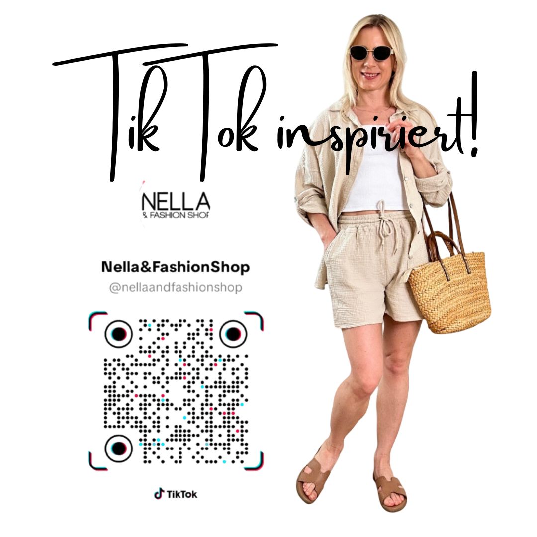 Foto mit Model in Sommeroutfit Musselin Set Beige und Top-Weiß oben Slogan TikTok inspiriert und ein QR code zu TikTok von Nella & Fashion Shop 