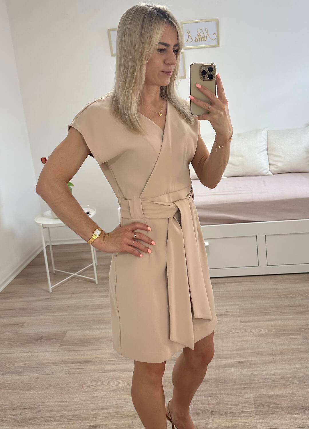 Model ist 160 cm groß und hat das elegantes Umschlagkleid mit V-Ausschnitt OHNE Rüschenärmel in Beige. Das Abendkleid mit der Knielänge für Frauen, mit schlichtem Schnitt und elegantes Style für Anlässe. Gummiband in der Taille. Der Gürtel (Schliefe) lass dem Kleid elegant auszuschauen.  Praktisch auf der Rückseite mit einem Reißverschluss befestigt. Gefertigt aus 100 % Polyester. Hintergrund Weiß. Jetzt bei Nella Fashion Shop Deutschland