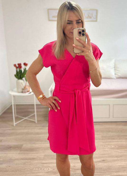 Model ist 160 cm groß und hat das elegantes Umschlagkleid mit V-Ausschnitt OHNE Rüschenärmel in Neon-Rosa. Das Abendkleid mit der Knielänge für Frauen, mit schlichtem Schnitt und elegantes Style für Anlässe. Gummiband in der Taille. Der Gürtel (Schliefe) lass dem Kleid elegant auszuschauen.  Praktisch auf der Rückseite mit einem Reißverschluss befestigt. Gefertigt aus 100 % Polyester. Hintergrund Weiß. Jetzt bei Nella Fashion Shop Deutschland