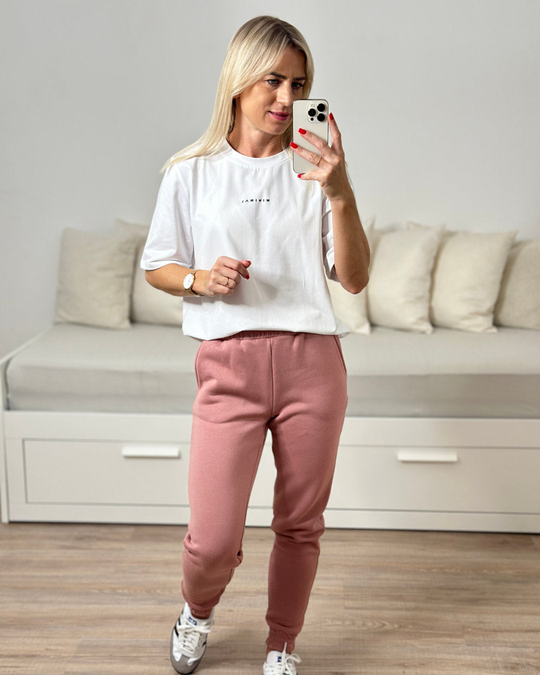 Unsere Damen Rosa Baumwolle Jogginghose Einheitsgröße von XS bis S dazu Minimalistisches Oversized T-Shirt in Einheitsgröße von XS bis M perfektes Damen-Herbstoutfit
