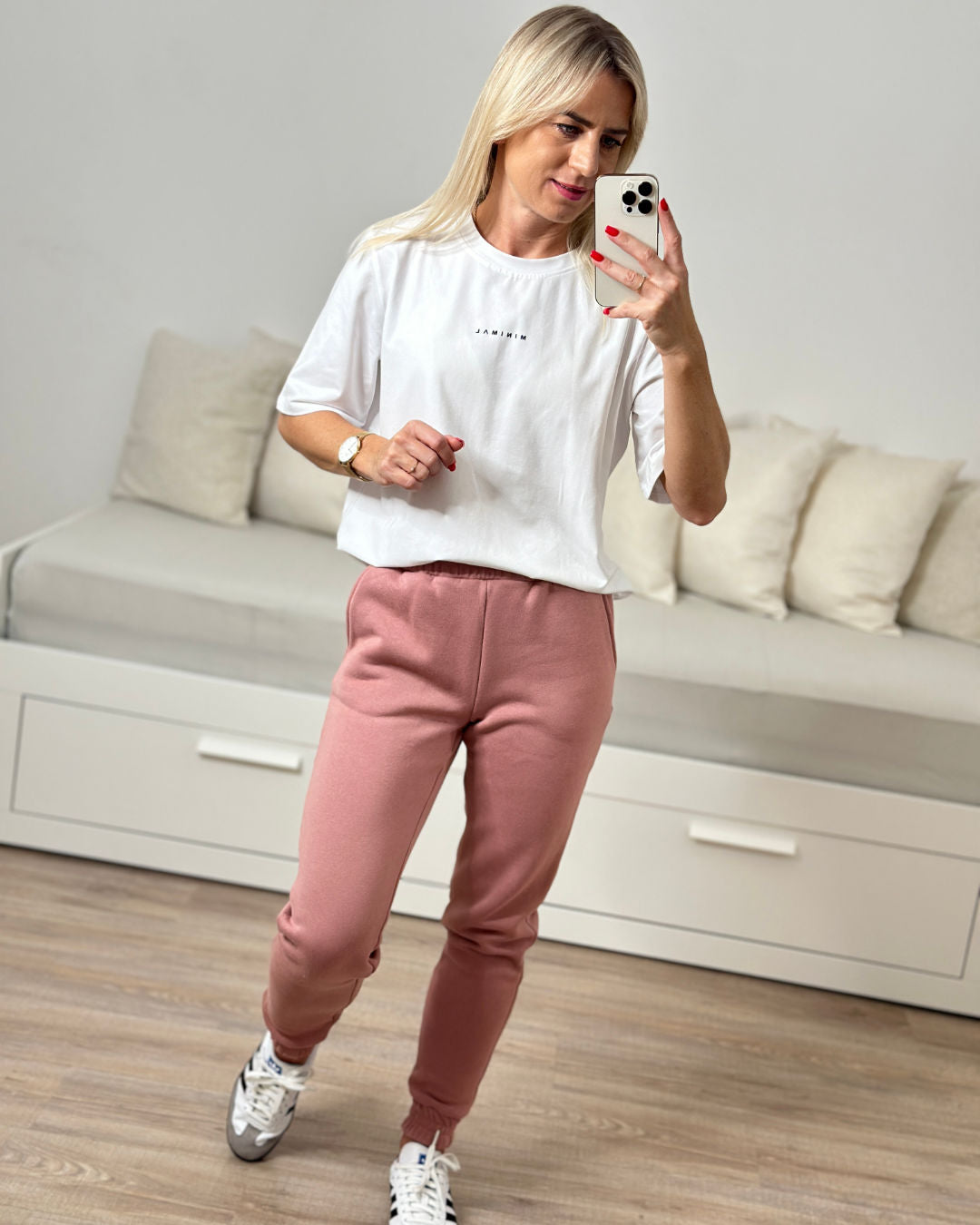 Unsere Damen Rosa Baumwolle Jogginghose Einheitsgröße von XS bis S dazu Minimalistisches Oversized T-Shirt in Einheitsgröße von XS bis M perfektes Herbstoutfit