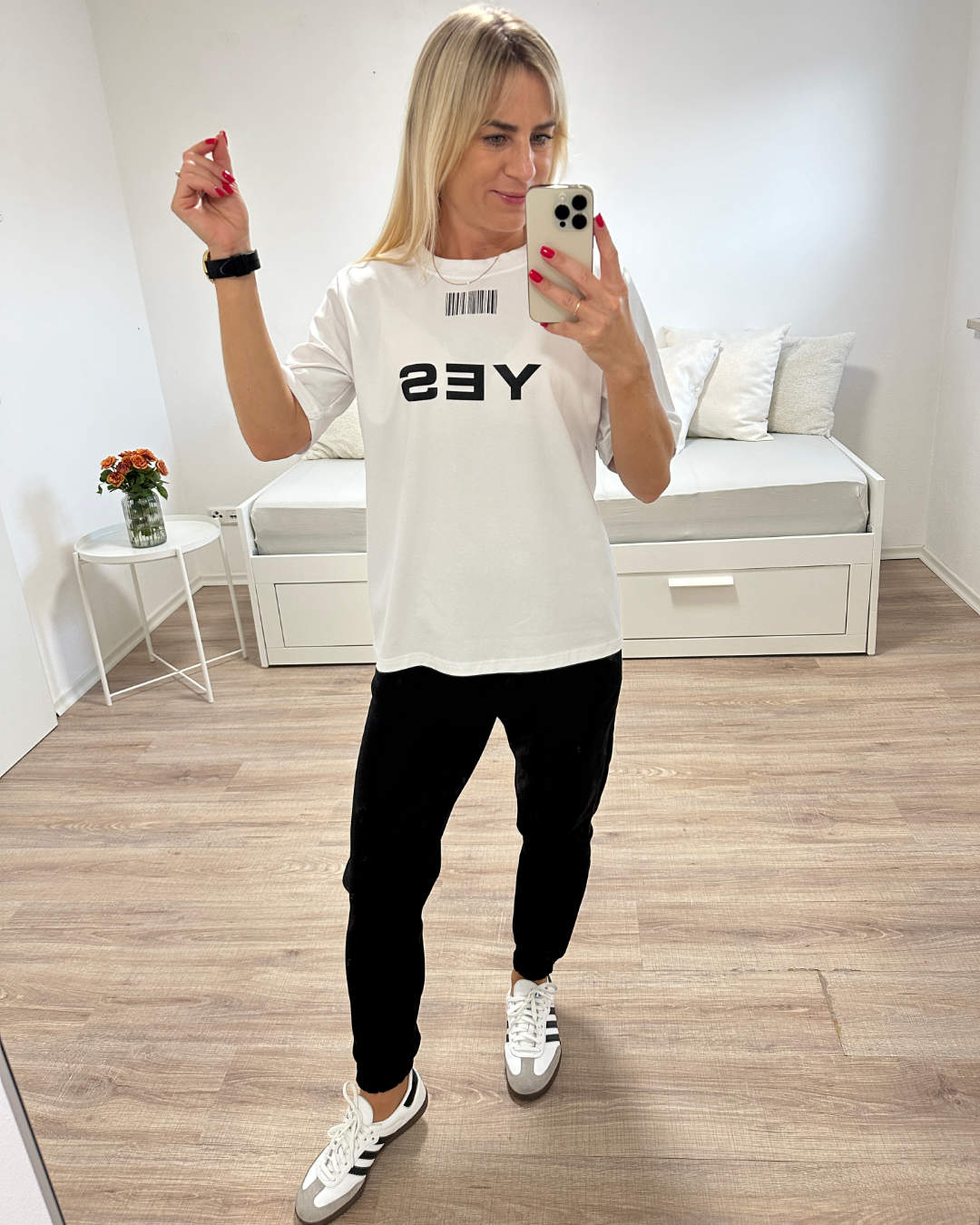 Unsere Damen Schwarz Baumwolle Jogginghose Einheitsgröße von XS bis S dazu minimalistisches Oversized T-Shirt für Damen mit Motiv in Einheitsgröße von XS bis L