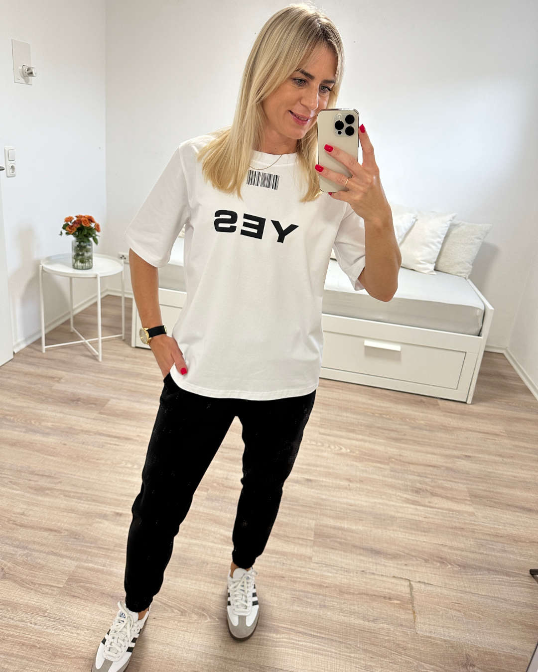 Unsere Damen Schwarz Baumwolle Jogginghose Einheitsgröße von XS bis S dazu minimalistisches Oversized T-Shirt für Damen mit Motiv in Einheitsgröße von XS bis L Inspiration Damen-Herbstoutfit