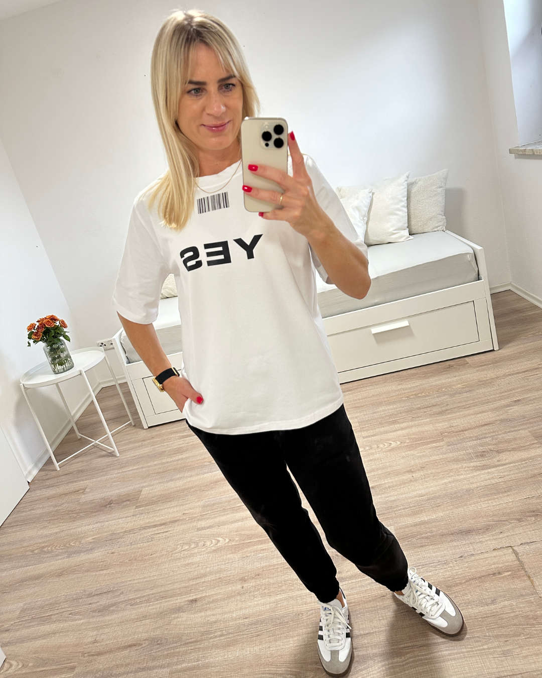 Unsere Damen Schwarz Baumwolle Jogginghose Einheitsgröße von XS bis S dazu minimalistisches Oversized T-Shirt für Damen mit Motiv in Einheitsgröße von XS bis L perfektes Damen-Herbstoutfit