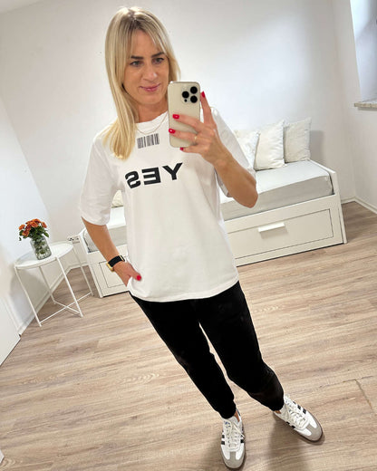 Unsere Damen Schwarz Baumwolle Jogginghose Einheitsgröße von XS bis S dazu minimalistisches Oversized T-Shirt für Damen mit Motiv in Einheitsgröße von XS bis L perfektes Damen-Herbstoutfit