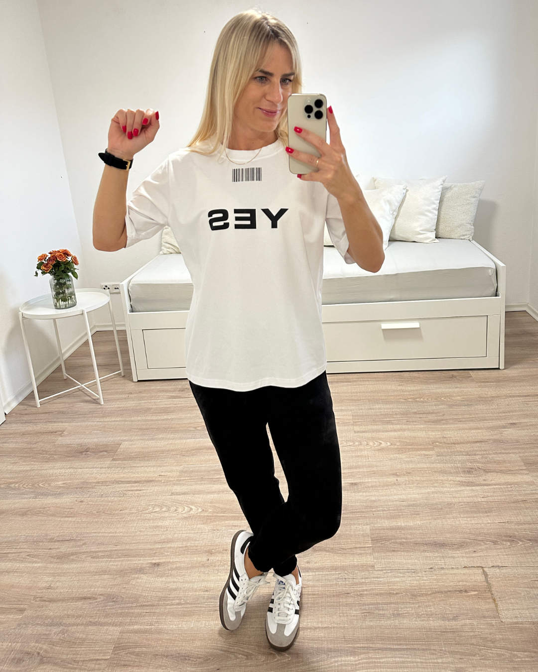 Unsere Damen Schwarz Baumwolle Jogginghose Einheitsgröße von XS bis S dazu minimalistisches Oversized T-Shirt für Damen mit Motiv in Einheitsgröße von XS bis L perfektes Herbstoutfit