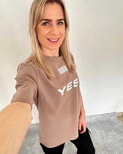 Minimalistisches Oversized T-Shirt für Damen mit Motiv aus Baumwolle in Beige. Halbärmeliges Damen Shirt zeitloses Eleganz und Stil mit Rundhalsausschnitt, perfekt für Frauen Outfit-Kombinationen.