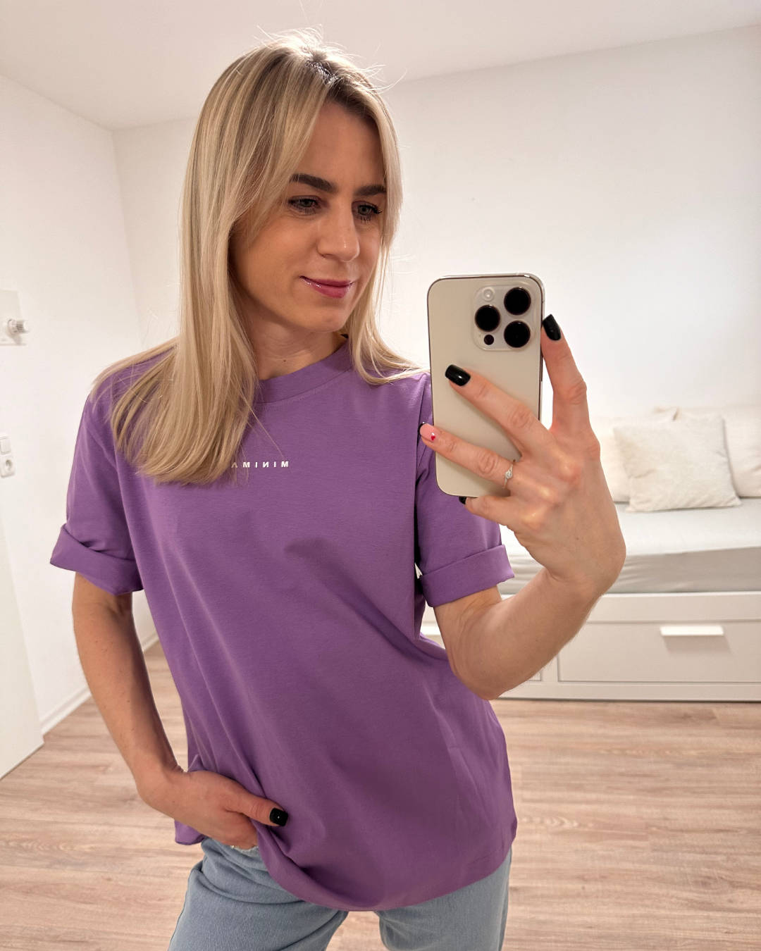 Minimalistisches Oversized T-Shirt für Damen aus Baumwolle in Lilafarbe. Halbärmeliges Damen Shirt zeitloses Eleganz und Stil mit Rundhalsausschnitt, perfekt für Frauen Outfit-Kombinationen.