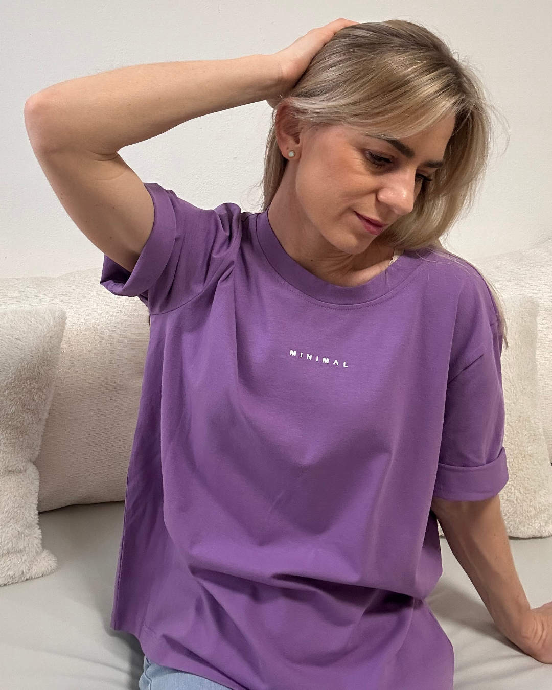 Minimalistisches Oversized T-Shirt für Damen aus Baumwolle in Lilafarbe. Halbärmeliges Damen Shirt zeitloses Eleganz und Stil mit Rundhalsausschnitt, perfekt für Frauen Outfit-Kombinationen.