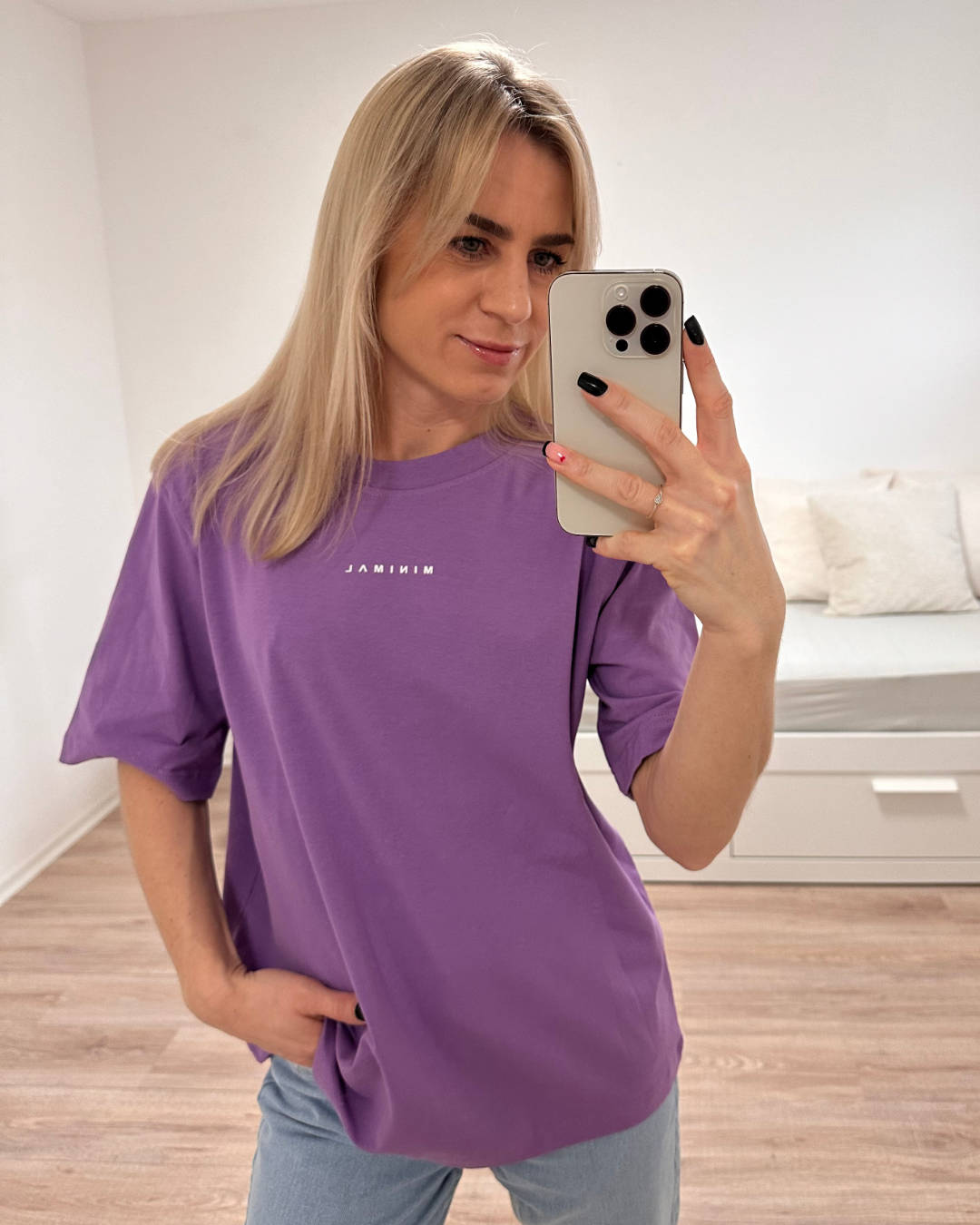 Minimalistisches Oversized T-Shirt für Damen aus Baumwolle in Lilafarbe. Halbärmeliges Damen Shirt zeitloses Eleganz und Stil mit Rundhalsausschnitt, perfekt für Frauen Outfit-Kombinationen.