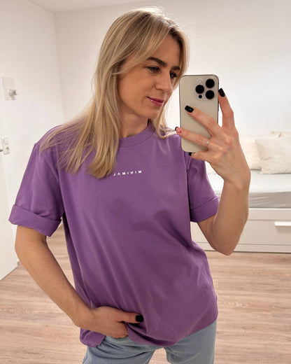 Minimalistisches Oversized T-Shirt für Damen aus Baumwolle in Lilafarbe. Halbärmeliges Damen Shirt zeitloses Eleganz und Stil mit Rundhalsausschnitt, perfekt für Frauen Outfit-Kombinationen.