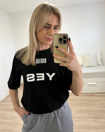 Minimalistisches Oversized T-Shirt für Damen mit Motiv aus Baumwolle in Schwarz. Halbärmeliges Damen Shirt zeitloses Eleganz und Stil mit Rundhalsausschnitt, perfekt für Frauen Outfit-Kombinationen.