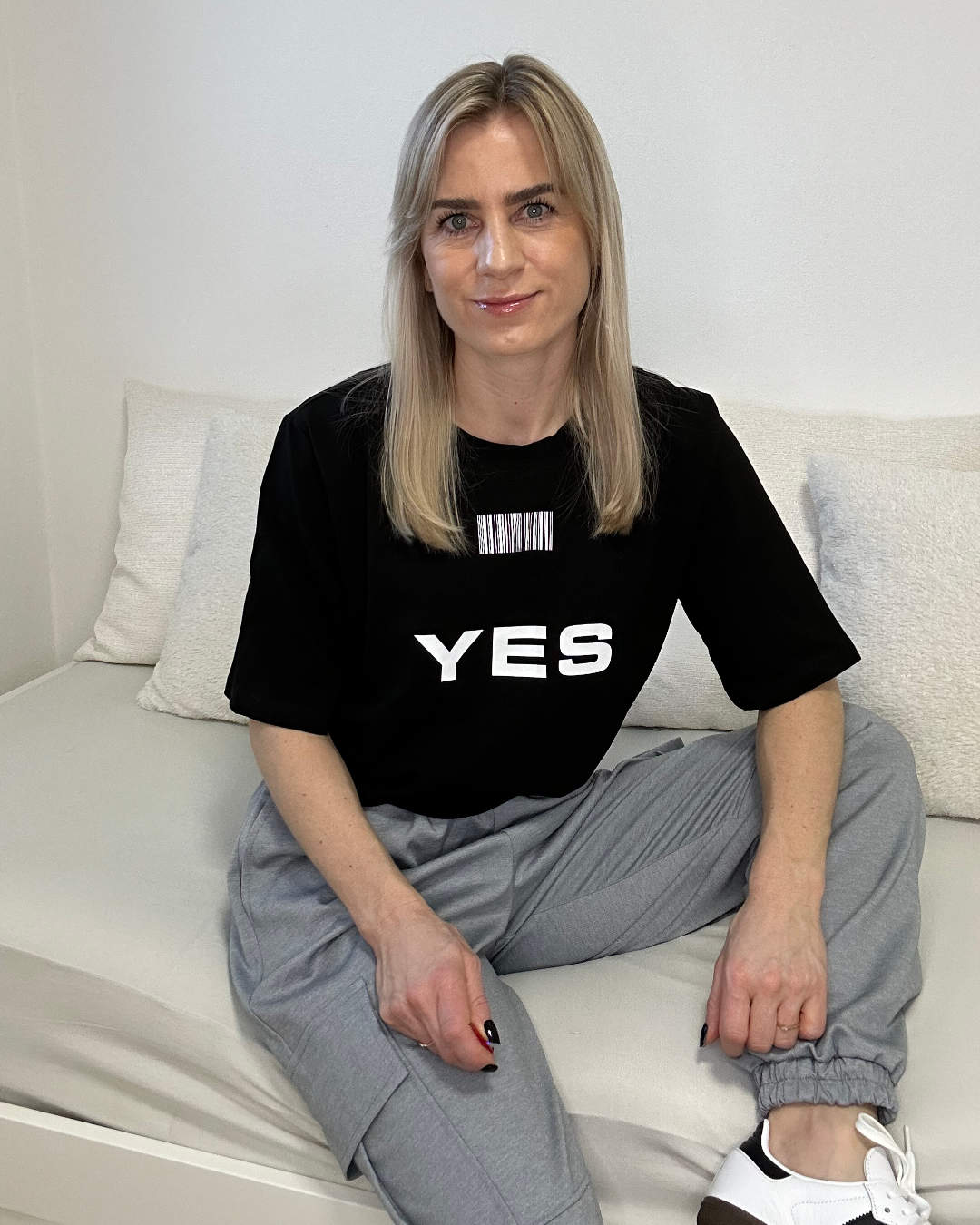 Minimalistisches Oversized T-Shirt für Damen in der Einheitsgröße von XS - L mit Motiv vorne - "YES" und hinten - "NO" aus Baumwolle in Schwarz. Halbärmeliges Damen Shirt zeitloses Eleganz und Stil mit Rundhalsausschnitt, perfekt für Frauen Outfit-Kombinationen.