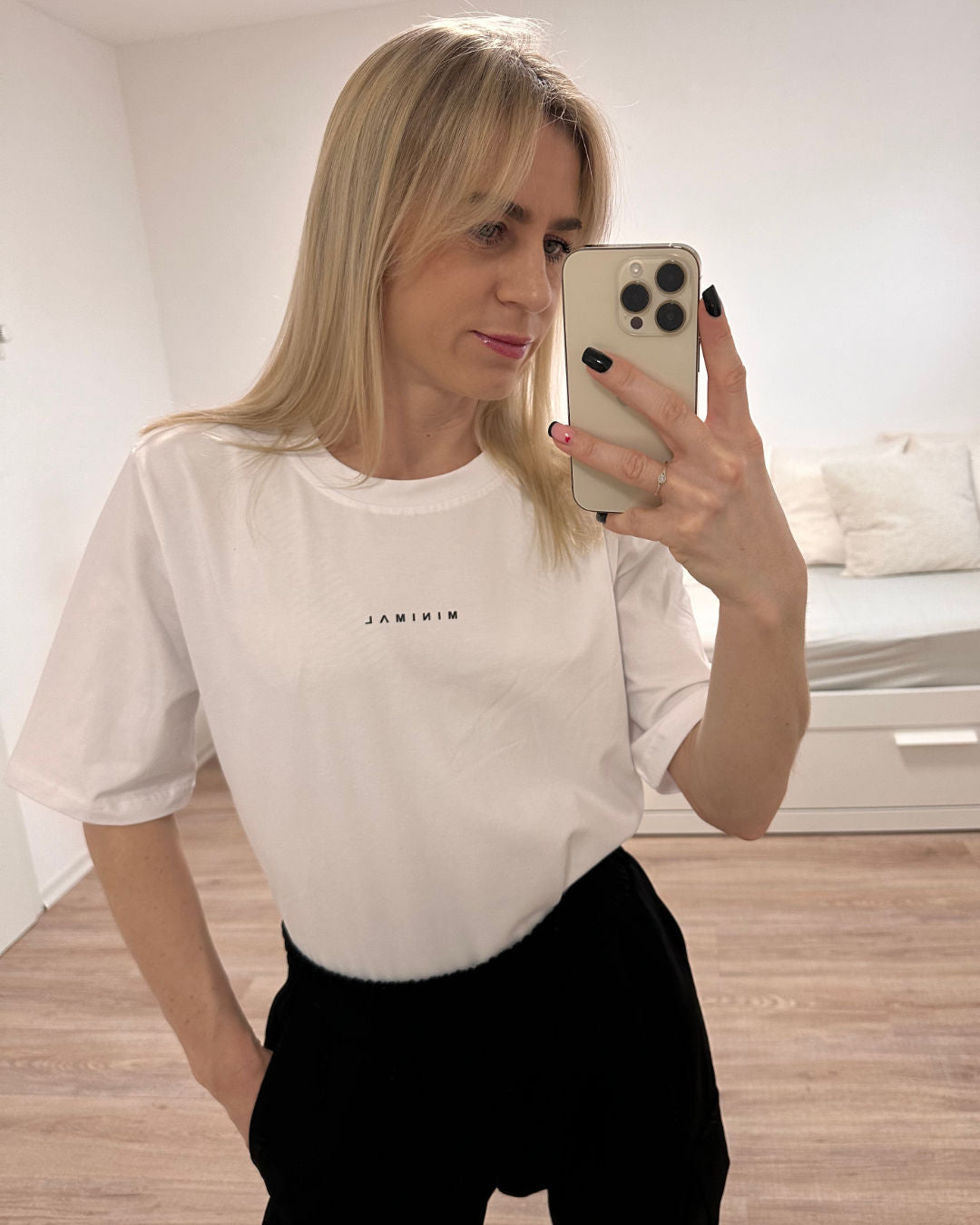 Minimalistisches Oversized T-Shirt für Damen aus Baumwolle in Weiß. Halbärmeliges Damen Shirt zeitloses Eleganz und Stil mit Rundhalsausschnitt, perfekt für Frauen Outfit-Kombinationen.