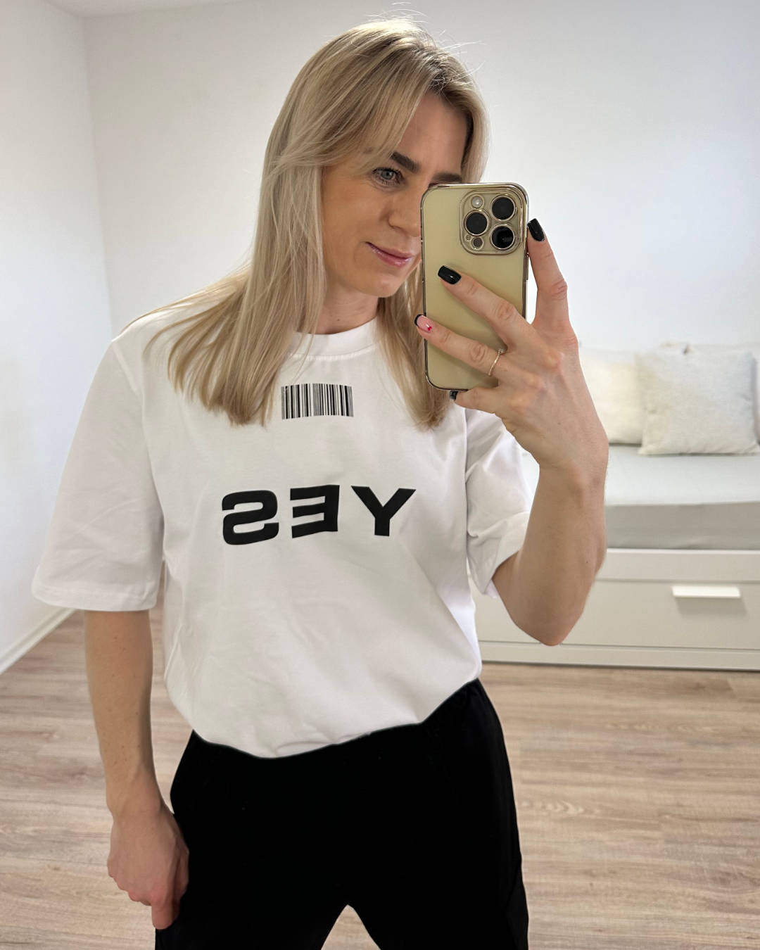 Minimalistisches Oversized T-Shirt für Damen mit Motiv aus Baumwolle in Weiß. Halbärmeliges Damen Shirt zeitloses Eleganz und Stil mit Rundhalsausschnitt, perfekt für Frauen Outfit-Kombinationen.