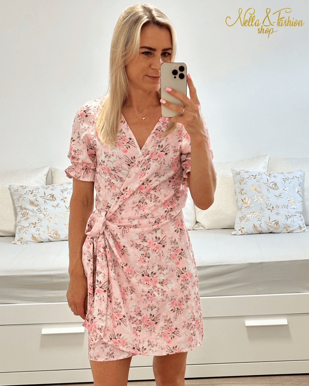 Mini Wickel Sommerkleid für Damen mit Blumenprint, zeigt den fließenden Schnitt und die Passform aus Materialzusammensetzung
60 % Viskose / 35 % Polyester / 5 % Elastan 