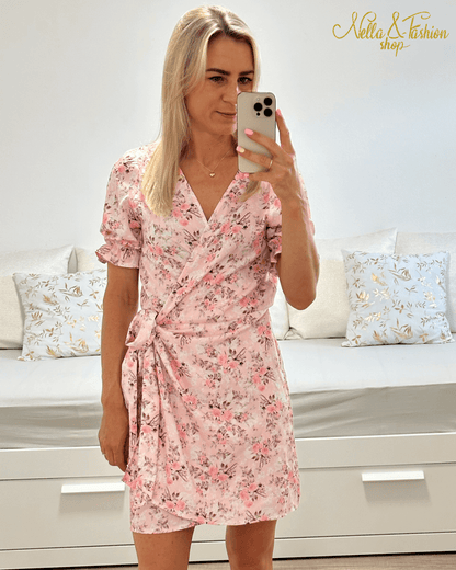 Mini Wickel Sommerkleid für Damen mit Blumenprint, zeigt den fließenden Schnitt und die Passform aus Materialzusammensetzung
60 % Viskose / 35 % Polyester / 5 % Elastan 